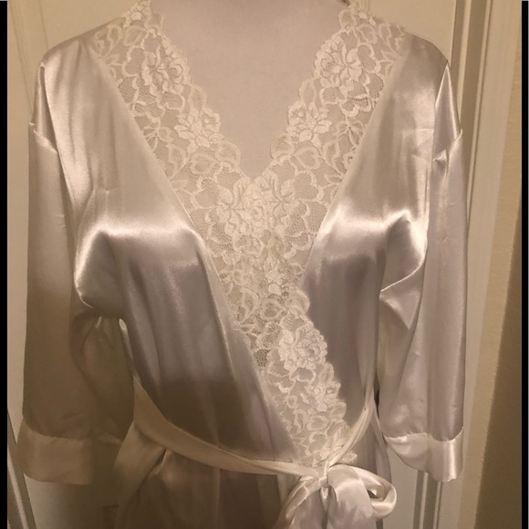 ❤️ Gorgeous white Lace Satin robe with waist tie - Picture 3 of 10